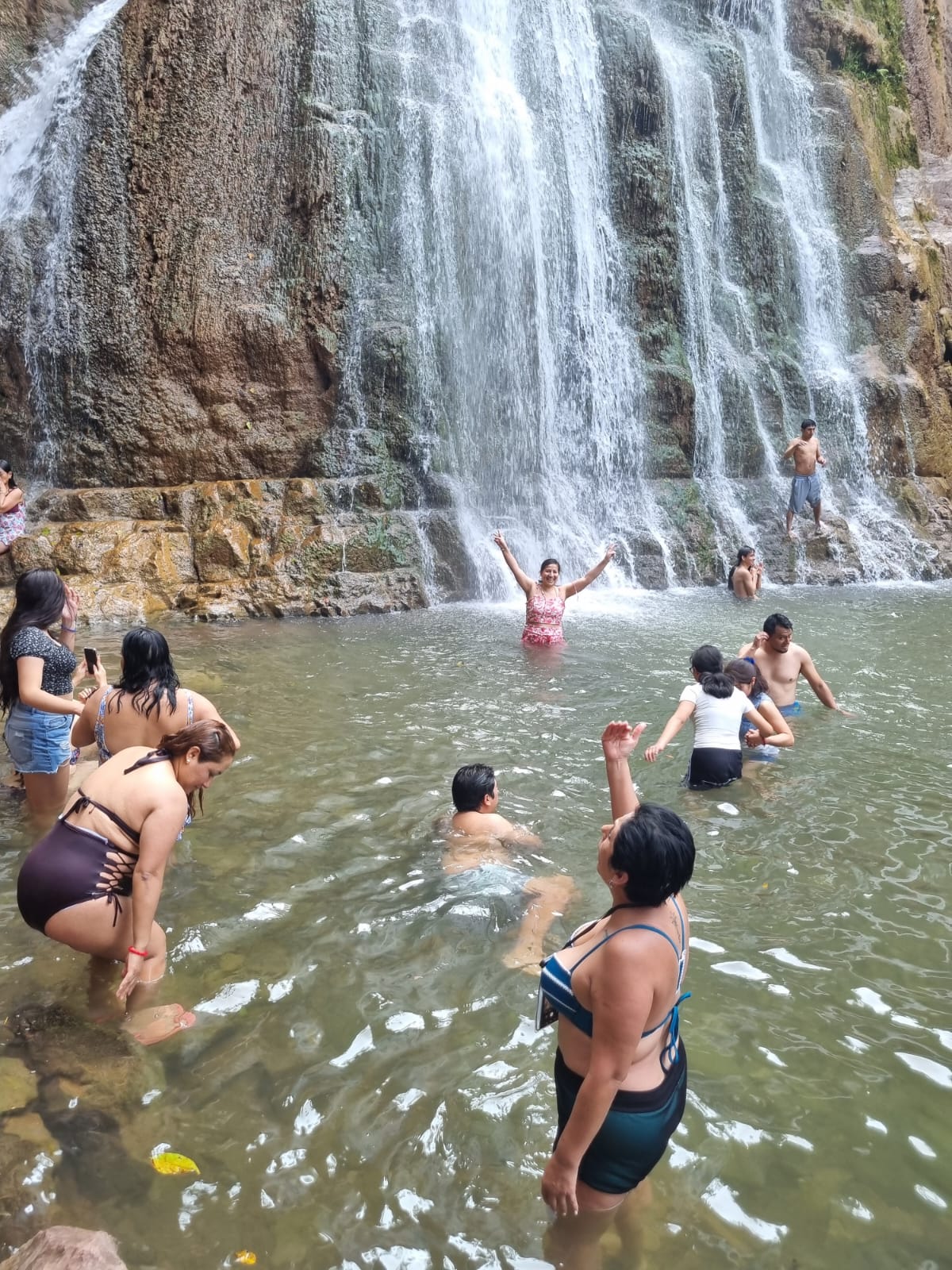 Vista nocturna del hotel